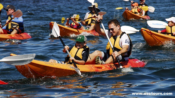 Kayak trên vịnh Hạ Long